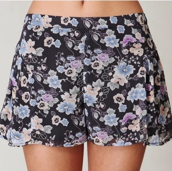Free People Pants - Free People floral chiffon shorts size 2